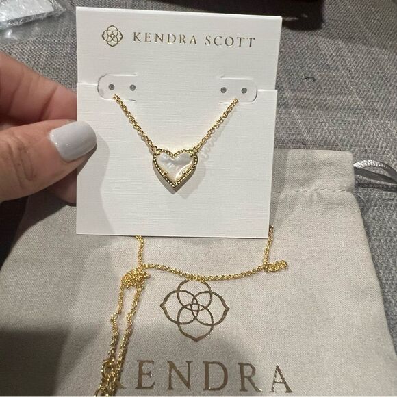 NWOT Kendra Scott Ari Heart Gold Pendant Necklace in Ivory Mother-of-Pearl - Picture 6 of 8